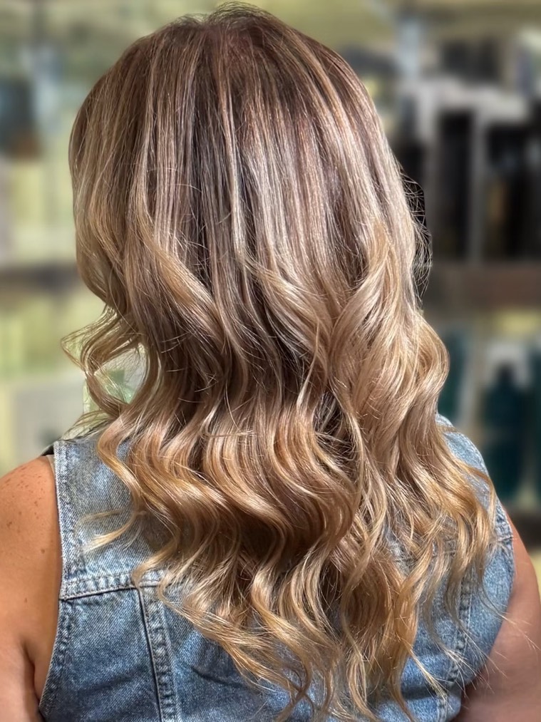 Bronde balayage with bouncy waves